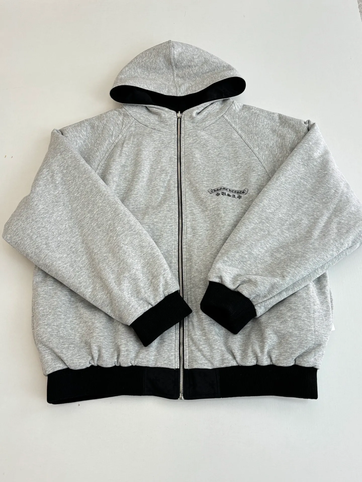 P850 Chrome Heart*/Chrome Heart 25 new style Horseshoe print double-sided hooded cotton jacket. The original domestic spot purchase is 3.98W. The development cost is extremely high. The front is made of jacquard woven fabric. The minimum order quantity is 1000 meters. The other side is gray yarn 260 grams. All developed and customized according to the original version. Refuse to use off-the-shelf wrong fabrics. Four layers of thickness blessing. You can survive the winter in one piece (one layer of gray knitted lining, two layers of gall fabric, and one layer of down cotton) Size：S/M/L